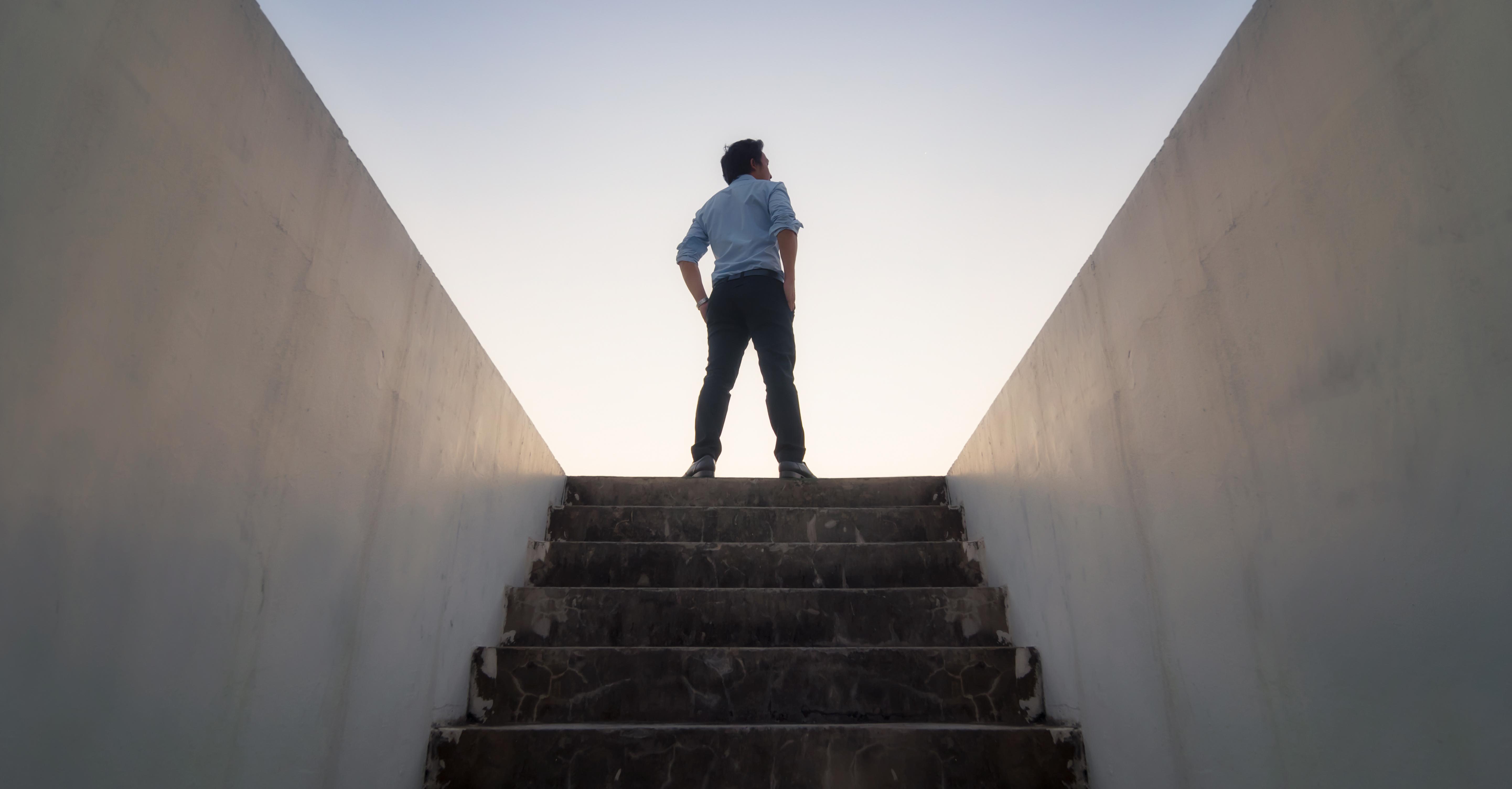 Go up behind. Человек спускается по ступенькам. Человек на лестнице со спины. Человек поднимается по карьерной лестнице. Go up behind.